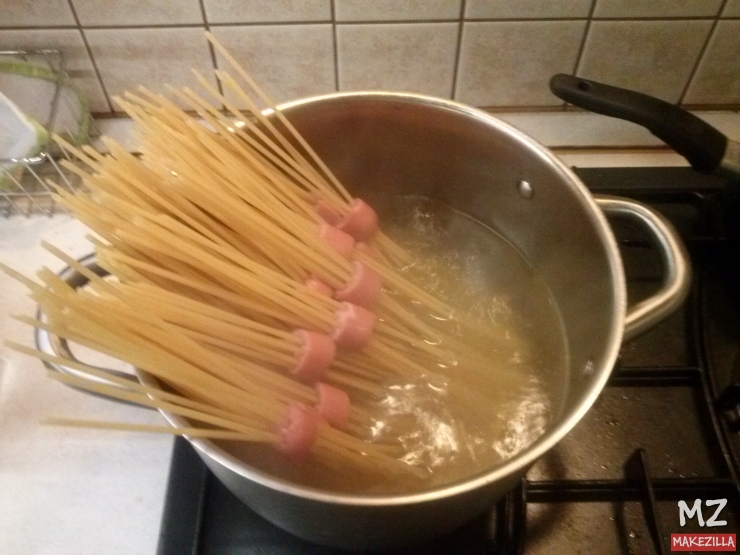Макаронные монстры с сосисками